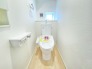 1号棟 小窓があるため、日中は明るいトイレです。