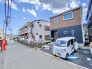 2号棟 前面道路は比較的交通量が少なく、落ち着いて駐車していただくことが可能です。