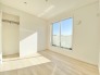 2階洋室4.8帖のお部屋。2部屋から行き来が可能なワイドバルコニーに出ることが出来ます◎