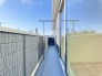 2つの部屋を行き来できるワイドバルコニーは南向きで陽当たり良好◎洗濯物がたくさん干せます。