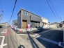 北西・南西角地で開放感ある立地に佇む新築戸建です。