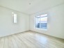 2階主寝室7帖のお部屋からは、南向きで陽当たり良好なバルコニーに出ることが出来ます。
