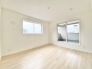 1号棟 2階洋室7.5帖のお部屋からバルコニーに出ることが出来ます。