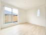 2階洋室6.5帖の主寝室は、バルコニーに面した明るいお部屋です◎