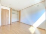 6帖のお部屋はベットを置いても十分なスペースがございます。