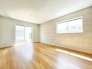 リビングにはアクセントクロスが使用されていて、おしゃれな空間に◎