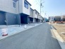 前面道路は比較的交通量が少なく、落ち着いて駐車していただけます。