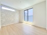 2階洋室6.5帖のお部屋にはアクセントクロスが使用されており、お洒落な一部屋をなっています。