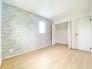 1号棟 2階洋室6帖のお部屋は、アクセントクロスが使用されているおしゃれな一部屋です。