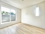 2階洋室5.7帖のお部屋から、南向きで陽当たり良好なバルコニーに出ることができます。