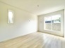 2階洋室6.7帖の主寝室。バルコニーに面した明るいお部屋です◎