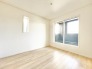2階洋室5.2帖のお部屋からも、南向きで陽当たり良好なバルコニーに出ることが可能です。