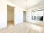 2号棟 2階洋室6帖のお部屋には、たっぷり収納が可能な、約2.5帖のウォークインクローゼット収納付き。