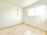2階洋室4.5帖のお部屋。各居室収納付きのためお部屋を最大限有効活用していただけます。