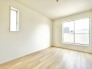 3号棟 2階洋室6帖のお部屋。各居室収納付きのため、お部屋を最大限有効活用していただけます。