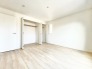 4号棟 2階洋室8帖のお部屋。クローゼット収納が2箇所あります。