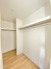 2階洋室9.8帖のお部屋には、服や季節物だけでなく趣味のアイテムもたっぷり収納可能なウォークインクローゼット収納付き◎