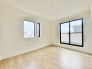 2階洋室9.8帖のお部屋からは南向きで陽当たり良好なバルコニーに出ることが出来ます。