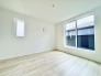 1号棟 2階洋室6.7帖のお部屋からは、南向きで陽当たり良好なバルコニーに出ることができます。