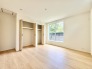 2階洋室7.9帖のお部屋は、バルコニーに面した明るいお部屋です。