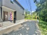道路に面した明るく開放的な角地！駐車がしやすいゆとりがあるアプローチです。