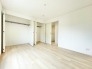 2階洋室7帖のお部屋は、バルコニーに面した明るいお部屋です。