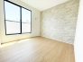 1号棟 2階洋室5.25帖のお部屋は、アクセントクロスが使用されていておしゃれな一部屋となっています。