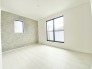 2号棟 2階洋室7.25帖のお部屋にはアクセントクロスが使用されていて、おしゃれな一部屋となっています。