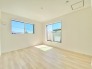 バルコニーに面した明るいお部屋です◎