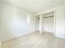 2階洋室5.25帖のお部屋は、クローゼット収納が2箇所あります◎