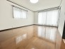 2階洋室12帖のお部屋は、バルコニーに面した明るいお部屋です。