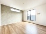 2階8帖の主寝室は、アクセントクロスが使用されているおしゃれな一部屋となっています。