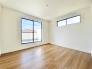 主寝室には、大きな窓がございます。明るいお部屋は自然と気持ちまで明るくなってきそうです。