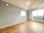 2階洋室7.8帖のお部屋。南向きで陽当たり良好なバルコニーに出ていただけます。