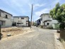 前面道路は比較的交通量が少なく、落ち着いて駐車していただけます。