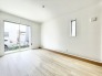 2面採光の明るい洋室6.75帖のお部屋。