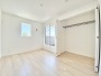 1号棟 2階洋室6帖のお部屋は、バルコニーに面した明るいお部屋です。