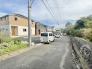 前面道路は比較的交通量が少ない道路となりますので、落ち着いて駐車することができます