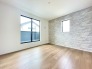 2階洋室7帖のお部屋は、アクセントクロスが使用されていておしゃれな一部屋です。