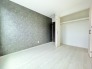2階ヨ須ちう5.25帖のお部屋は、アクセントクロスが使用されておりおしゃれな一部屋となっています。