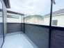 南向きで陽当たり良好なバルコニー。