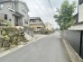 前面道路は比較的交通量が少なく、落ち着いて駐車いただけます。