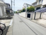 前面道路は比較的交通量が少なく、落ち着いて駐車いただけます。