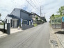前面道路は比較的交通量が少なく、落ち着いて駐車していただけます。