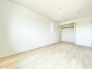 2階洋室8.2帖の主寝室。各居室収納付きのためお部屋を最大限有効活用していただけます。