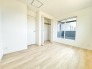 2階洋室6.2帖のお部屋から南向きで陽当たり良好な、ルーフバルコニーに出ることができます。