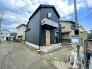 前面道路は比較的交通量が少なく、安心です。