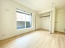 1号棟 2階6.5帖の主寝室は、バルコニーに面した明るいお部屋です。