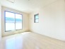 2階洋室6.5帖のお部屋は、バルコニーに面した明るいお部屋です。