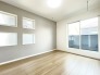 1号棟 2階6帖洋室は、バルコニーに面した明るいお部屋です。たっぷり収納できるＷＩＣ収納付き◎